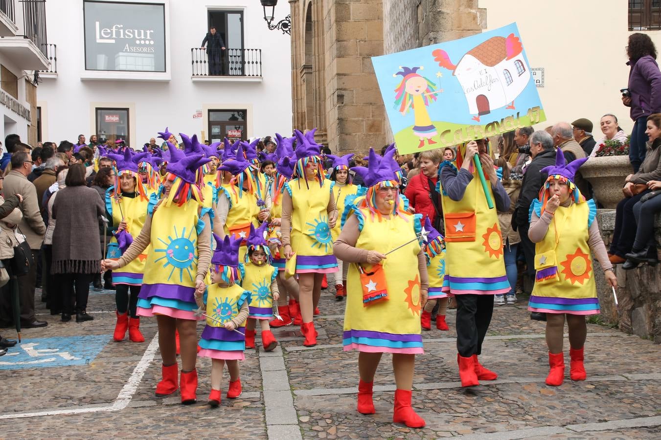 El desfile de los centros educativos inaugura este viernes el Carnaval jerezano.María Gamero.