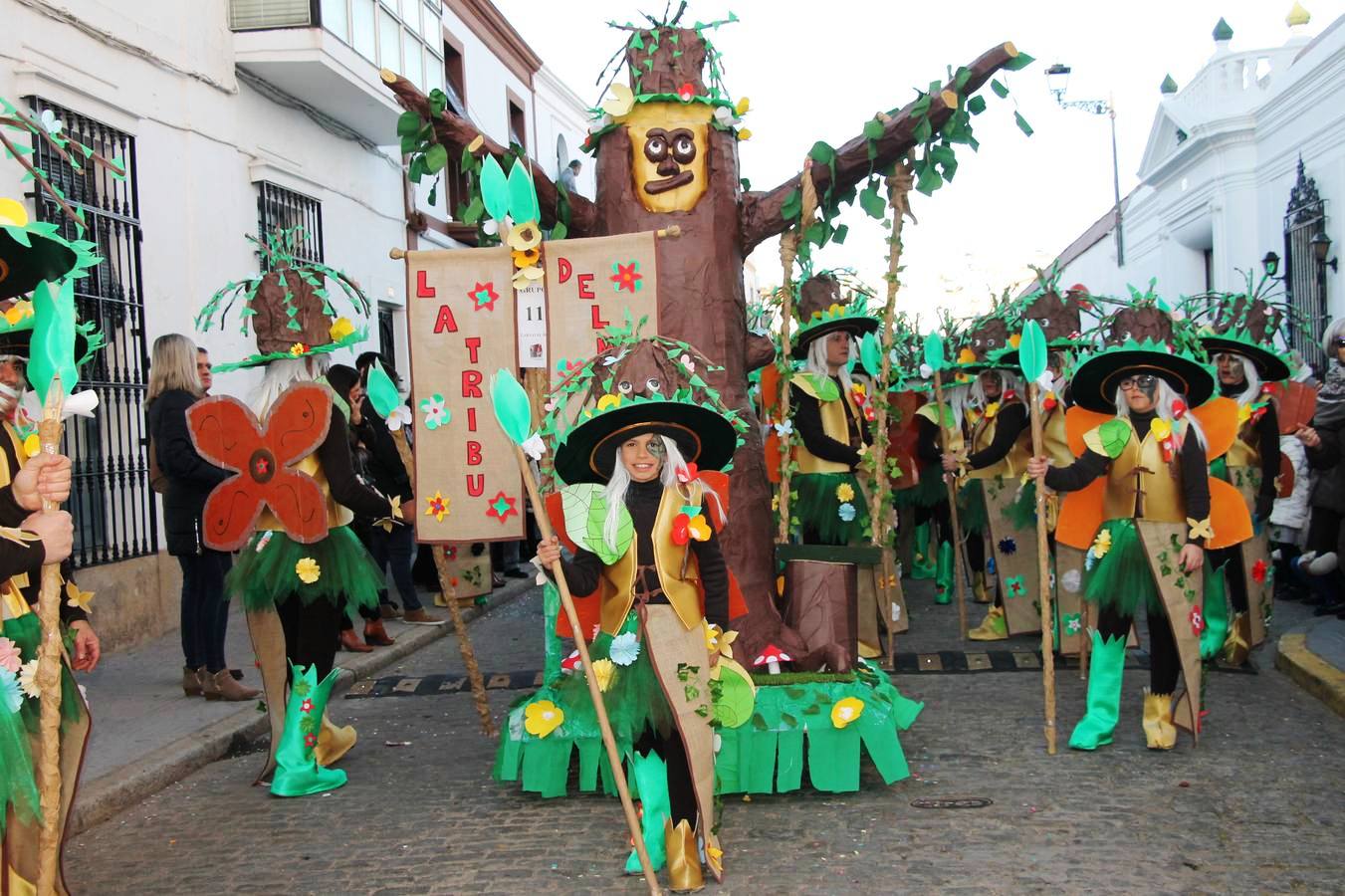 Grupo de 'La Tribu del mabo' con su original disfraz durante el desfile.