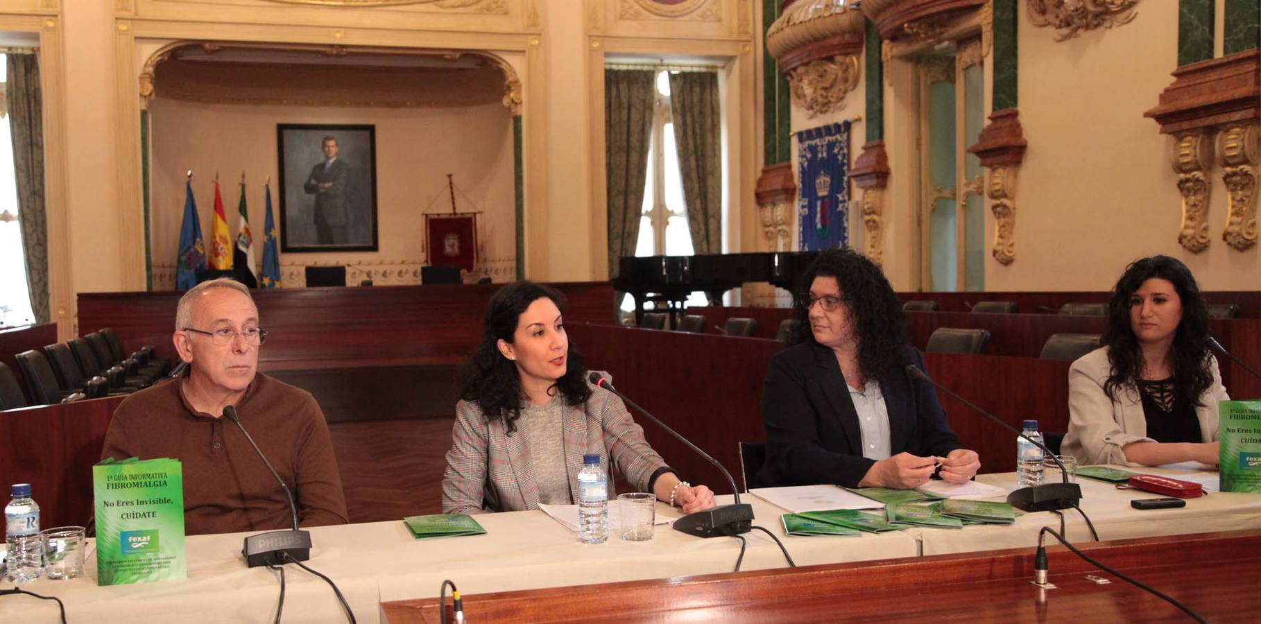 La jerezana Marisa Gallardo, presidenta de FEXAF (derecha), junto a la diputada de Cultura, Elisa Moriano, y al doctorr Manuel Jiménez, en la presentación de la guía ayer en el Salón de plenos de la Diputación de Badajoz.