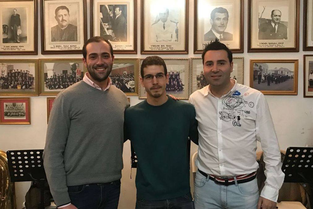 Antonio Amaro, en el centro, junto al presidente de la Asociación Musical de Jerez, Álvaro García, y  su director, David Carrasco.