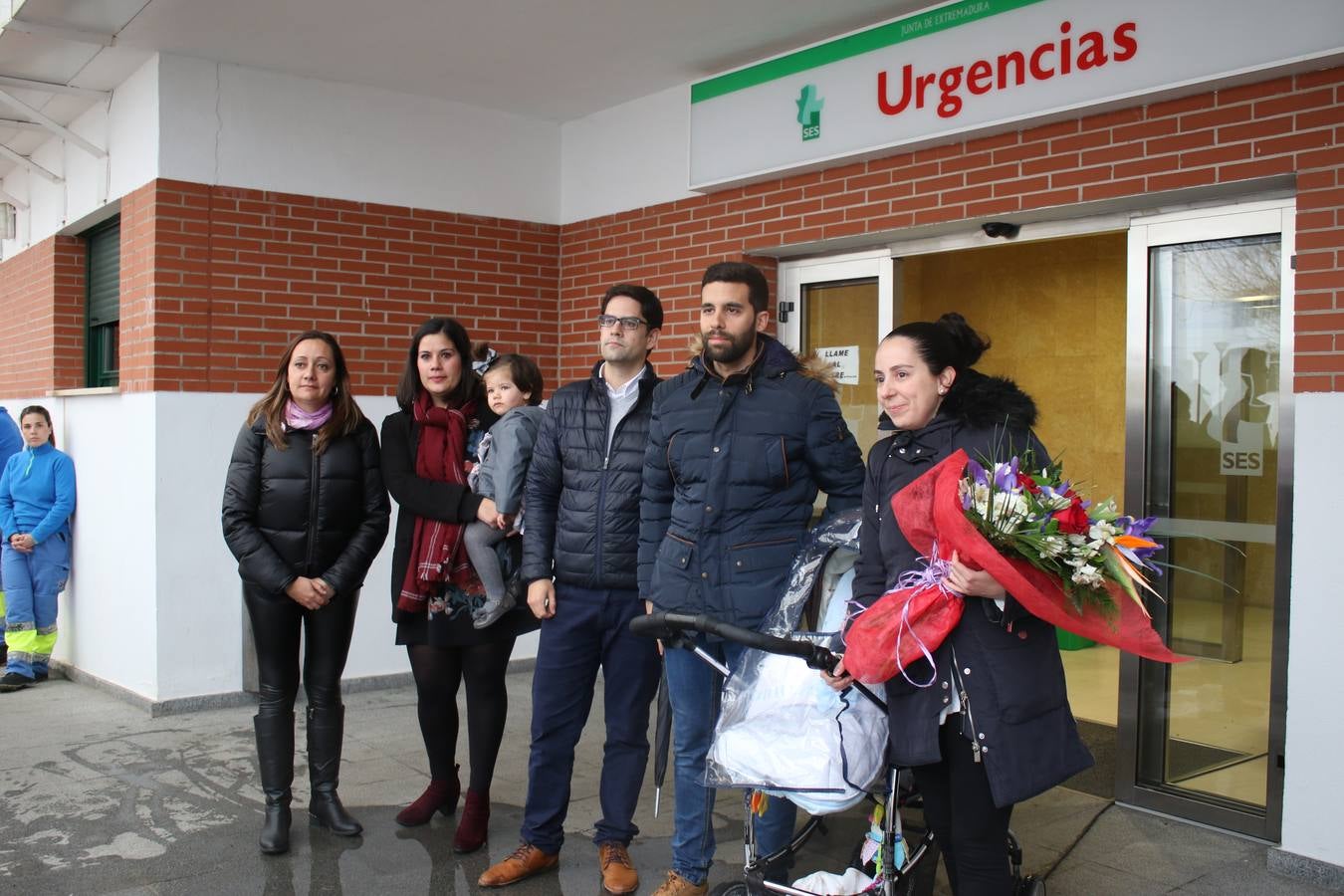Familiares de Margarita Pérez, junto a la alcaldesa, en el acto de inauguración de la calle que lleva su nombre.