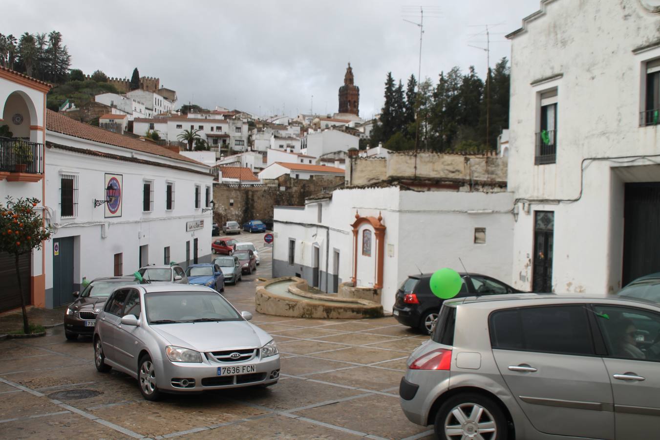 Caravana de coches en su recorrido esta mañana por las calles de Jerez.