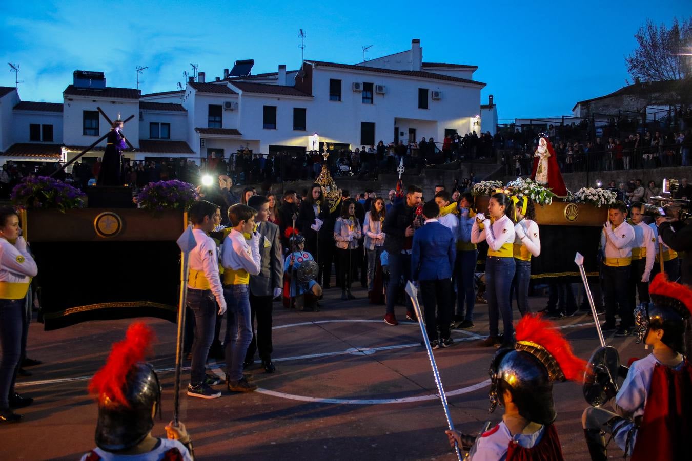 Preparados para representar el Encuentro en el patio central del Colegio.