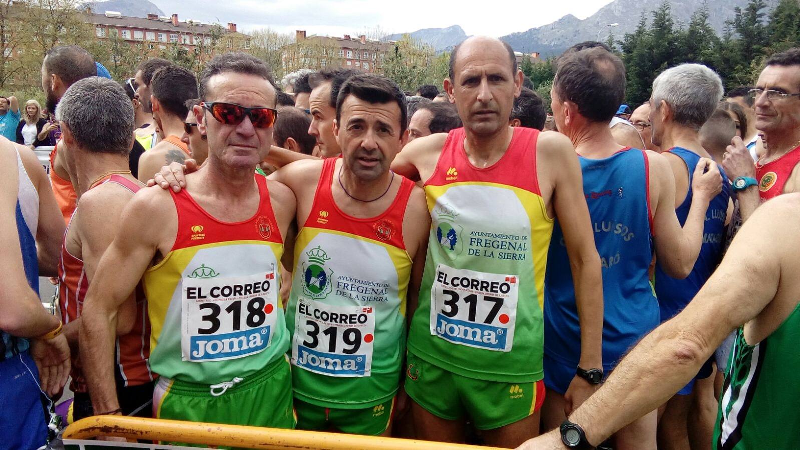 José Pérez, en el centro, junto a sus compañeros de equipo del Club Atlético Fregenal, José García y Carmelo Durán. 