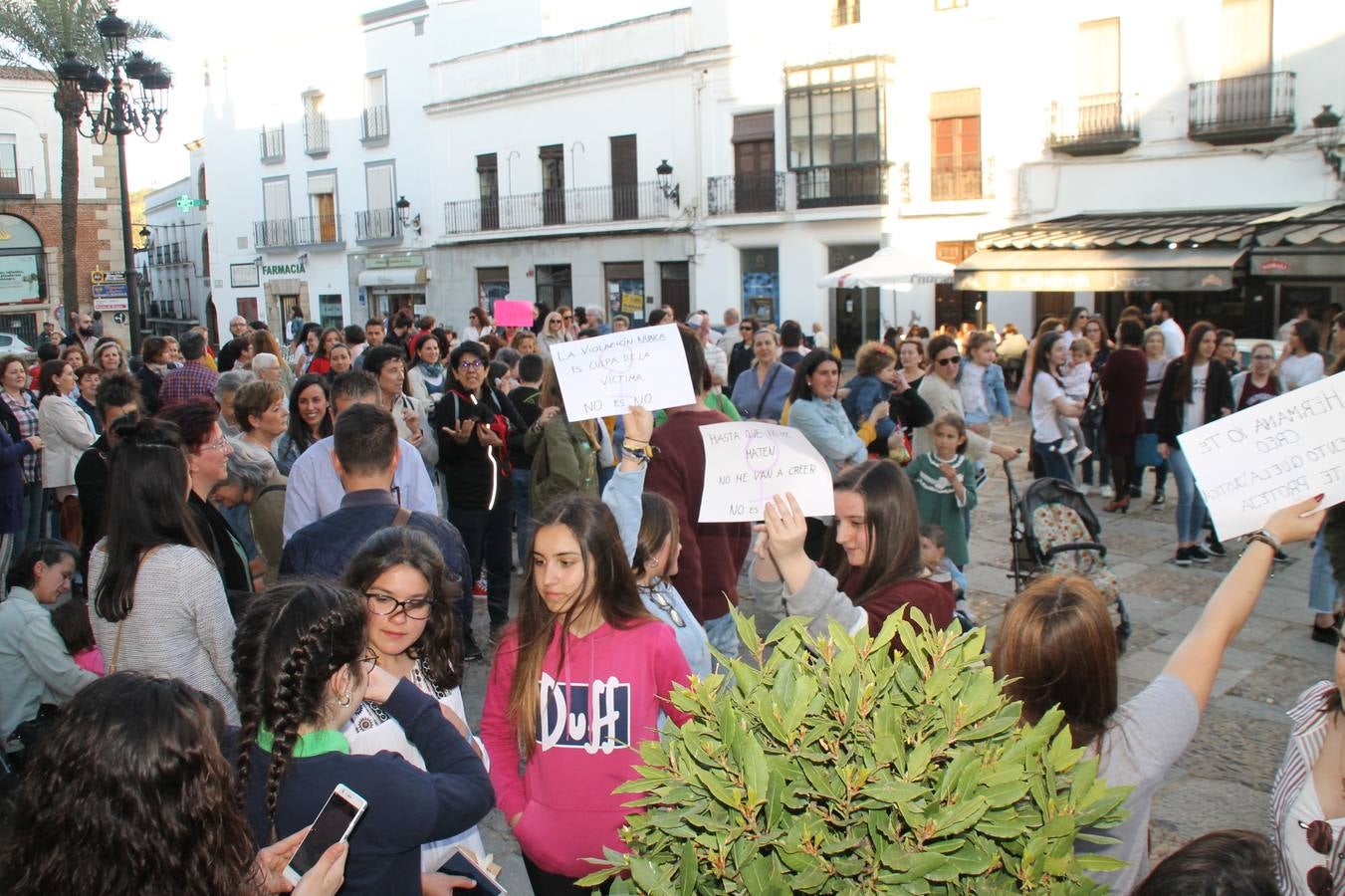 Muchos jóvenes se han sumado a la concentración en la que han mostrado carteles con mensajes.