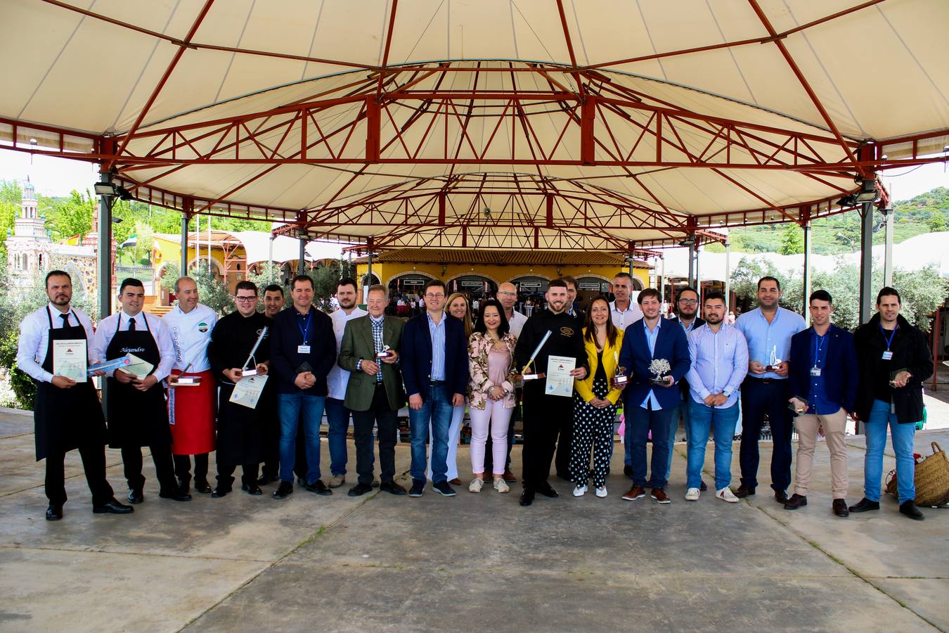 Premiados en los Concursos 'Jamñon de Oro' y de Cortadores junto a autoridades.