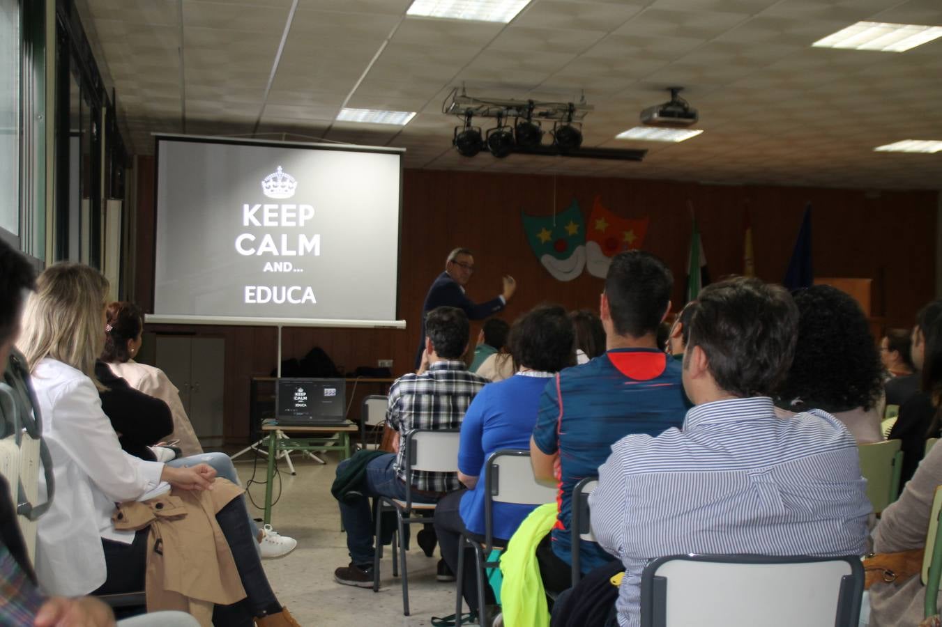 Carlos Pajuelo, ayer en el Colegio 'Sotomayor y Terrazas' durante su charla.