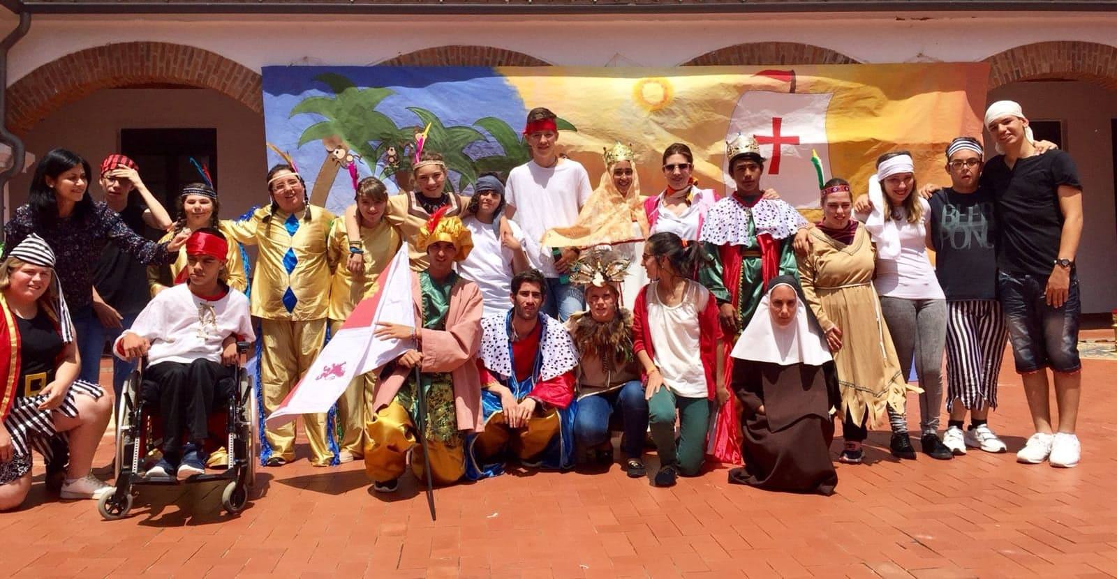 Los alumnos del Colegio 'Nuestra Señora de Aguasantas' en una foto de grupo ayer,tras representar una obra de teatro.