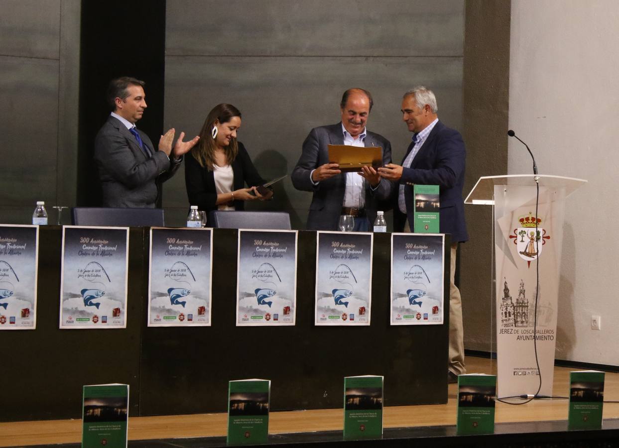 El presidente de la Sociedad de Pesca Balboa entregó una placa a las autoridades y personas participantes en la presentación de libro de Rogelio Segovia sobre la 'Charca de la Albuera'.
