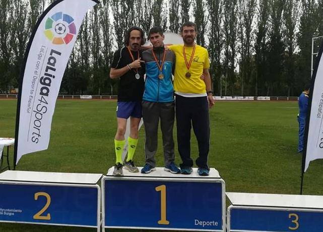 En el centro, Manuel Gómez Lucas con su nueva medalla de oro.