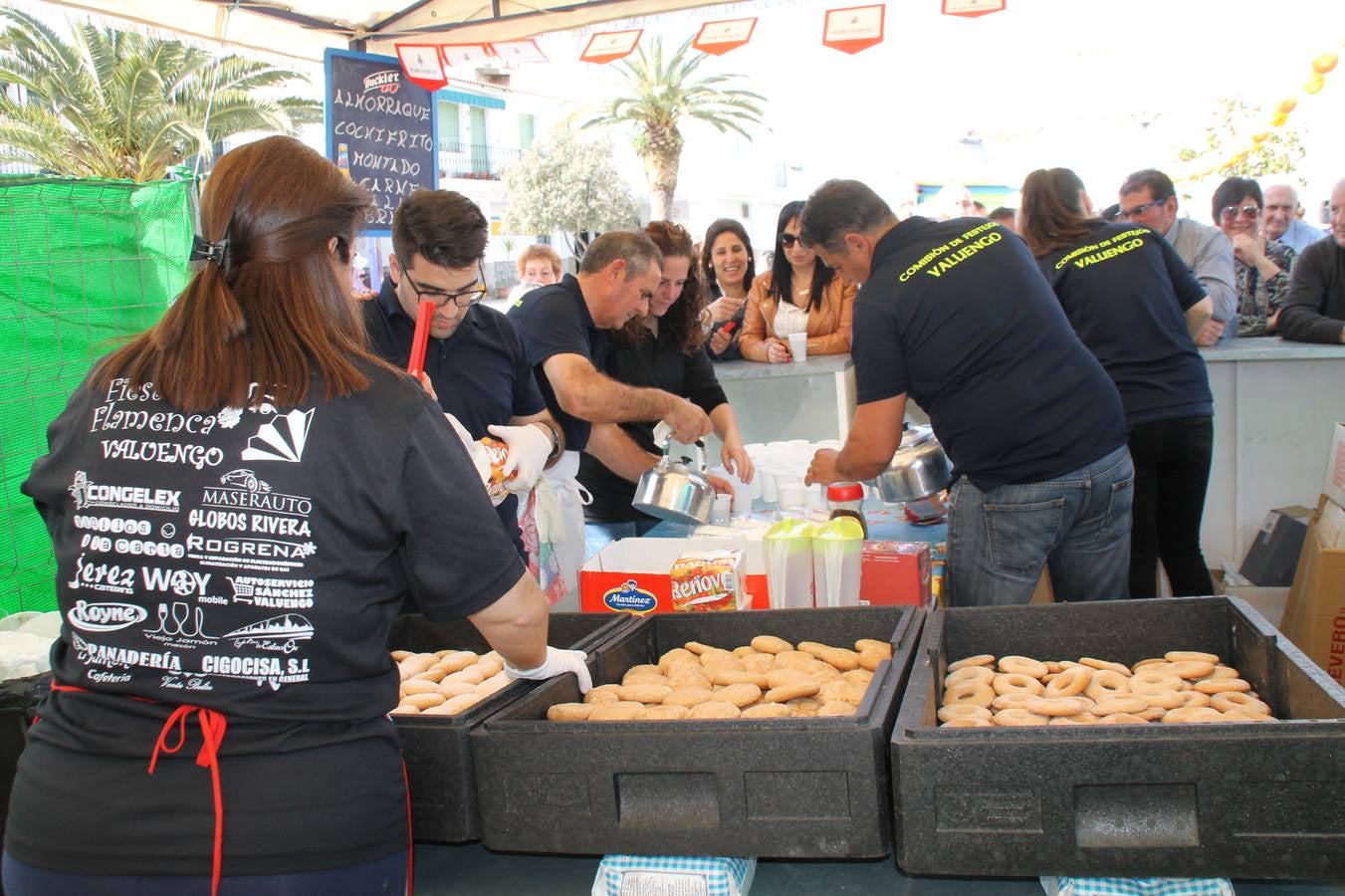 Miembros de la Comisión de Festejos sirviendo el café y los dulces típicos, en la edición anterior.P.D.