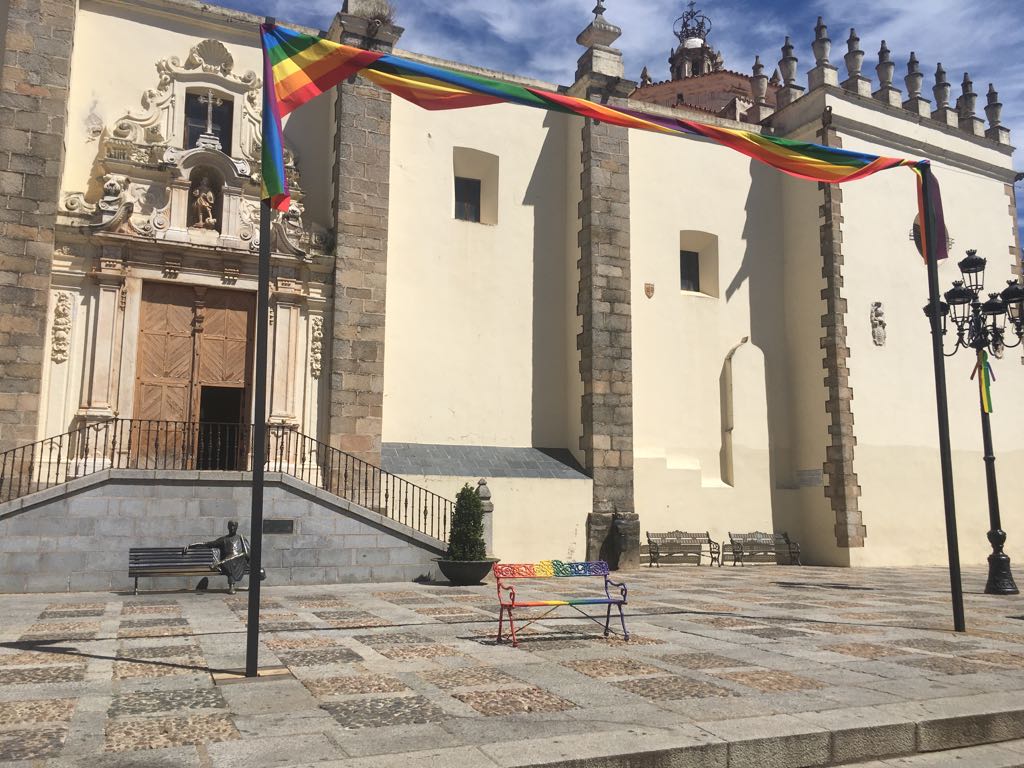 Los colores de la bandera arcoiris, símbolo del orgullo LGTB, y representativos de la diversidad en su comunidad, lucen en la Plaza de España de Jerez de los Caballeros.
