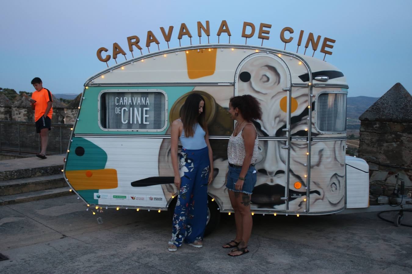 Natalia Pérez y María Sánchez junto a la 'Caravana de Cine'.