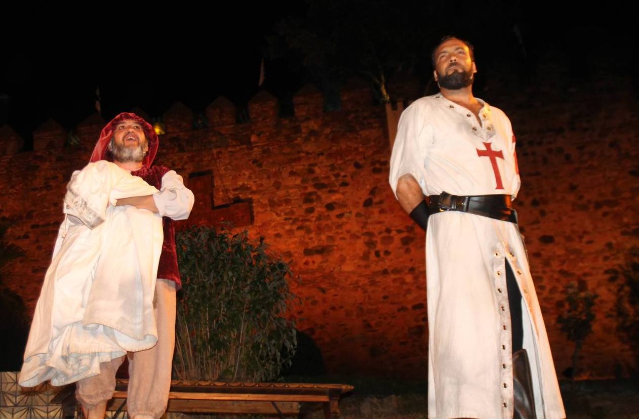 Emilio Hernández Blanco (a la derecha), uno de los vecinos de Jerez que recrean la obra 'El último templario de Xerez', será este año el pregonero del Festival Templario.  