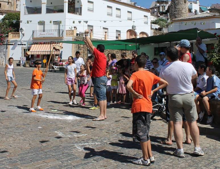 Niños con el tradicional juego de los pucheros en la Plaza de Santiago.