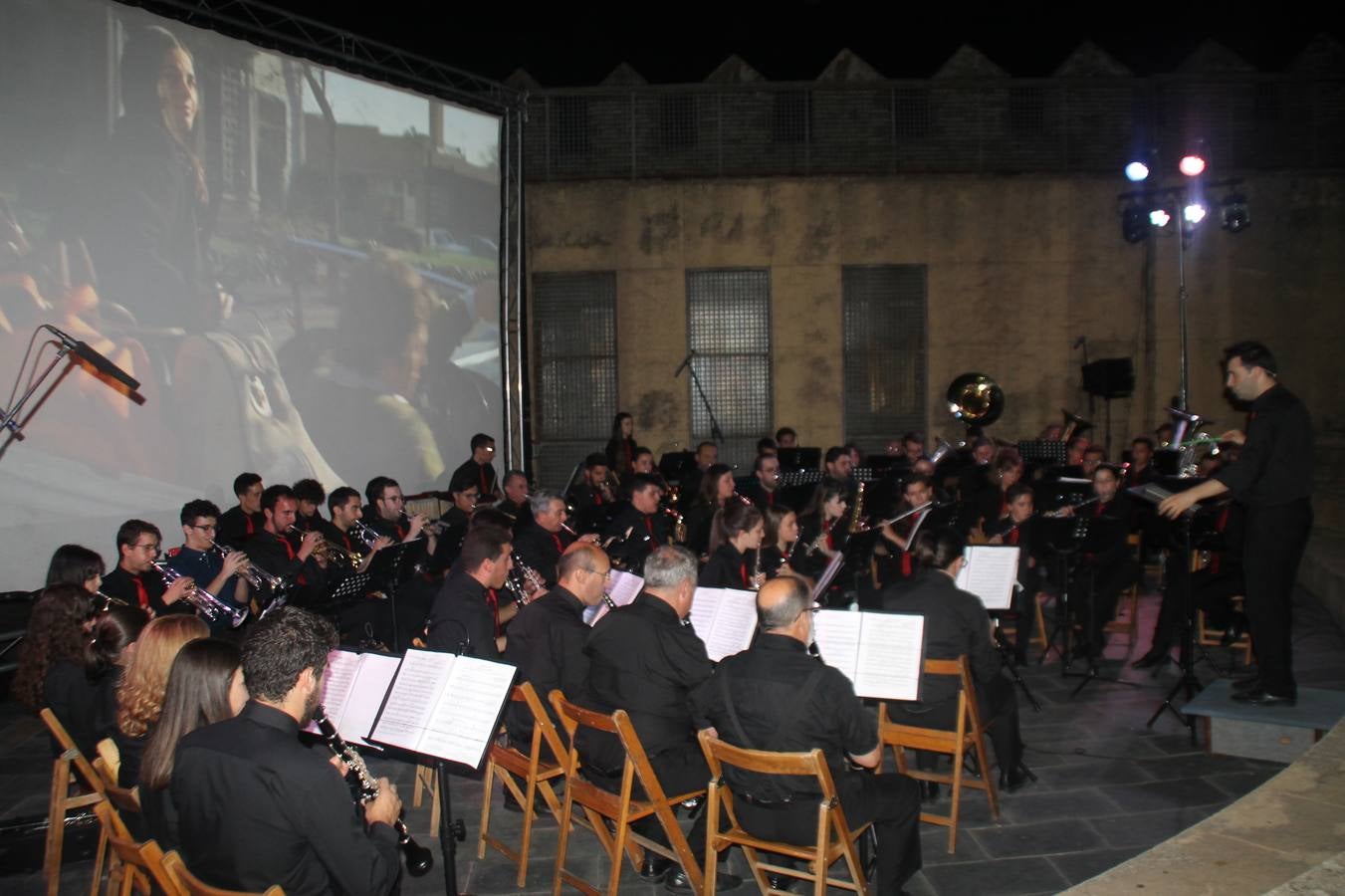 Componentes de la Asociación Musical de Jerez de los Caballeros durante su concierto anoche.Paula Díaz.