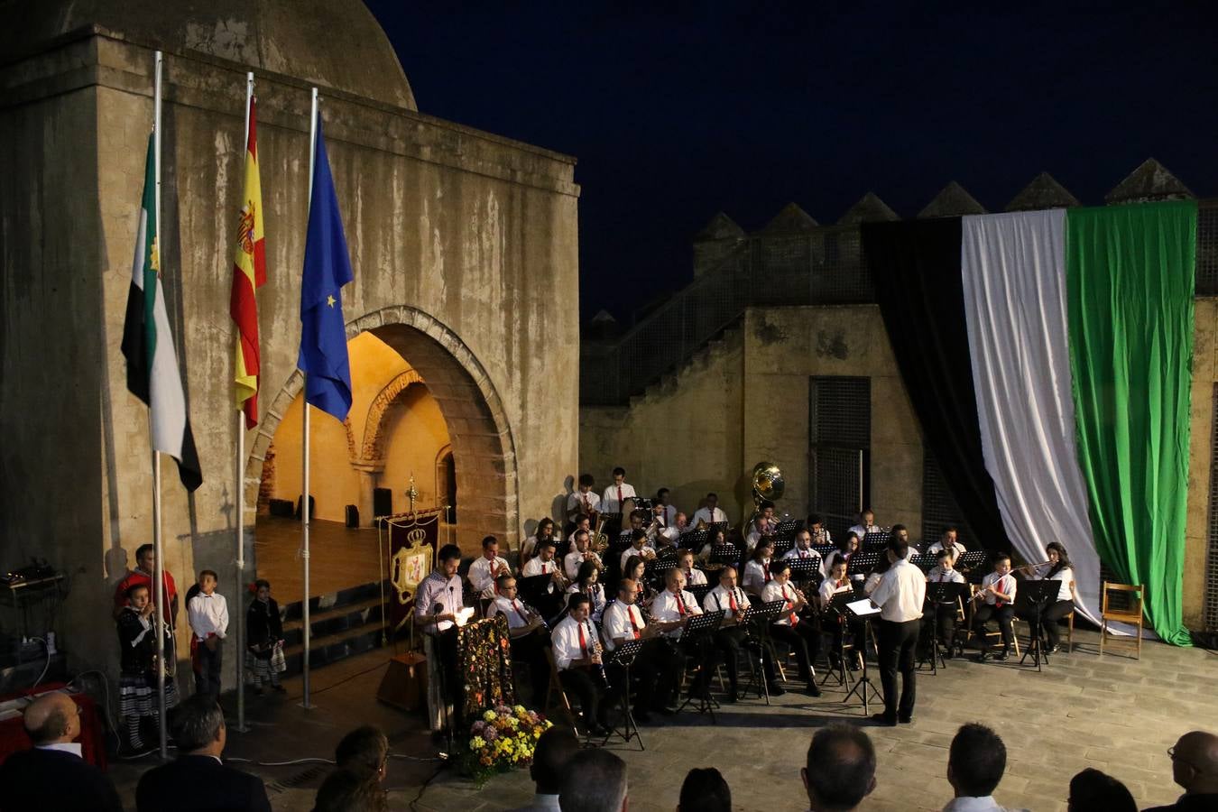 Izado de banderas en el acto institucional por el Día de Extremadura
