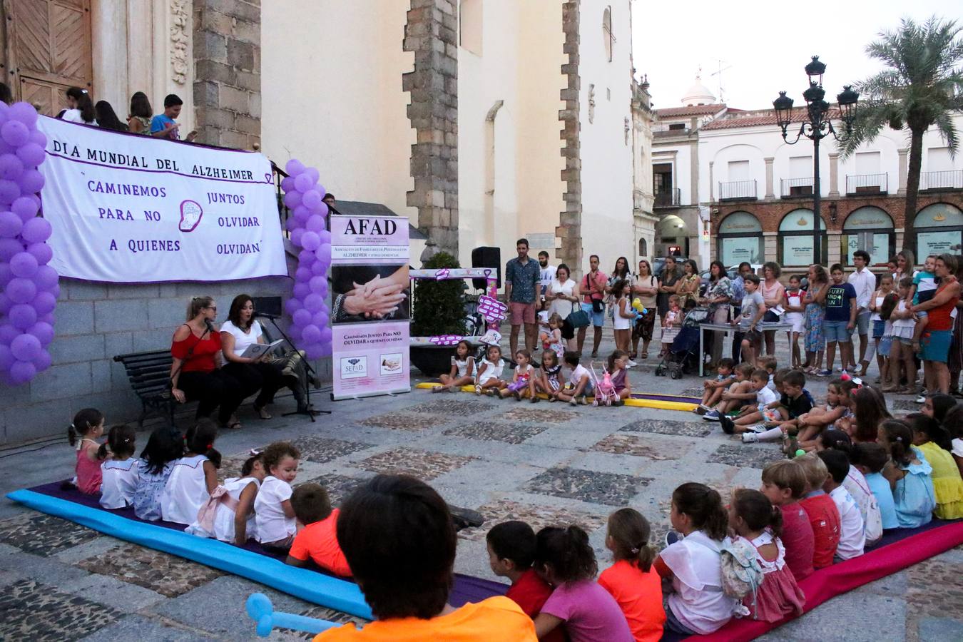 Los más pequeños disfrutaron escuchando el cuento 'La abuela necesita besitos', de la autora Ana Bergua.