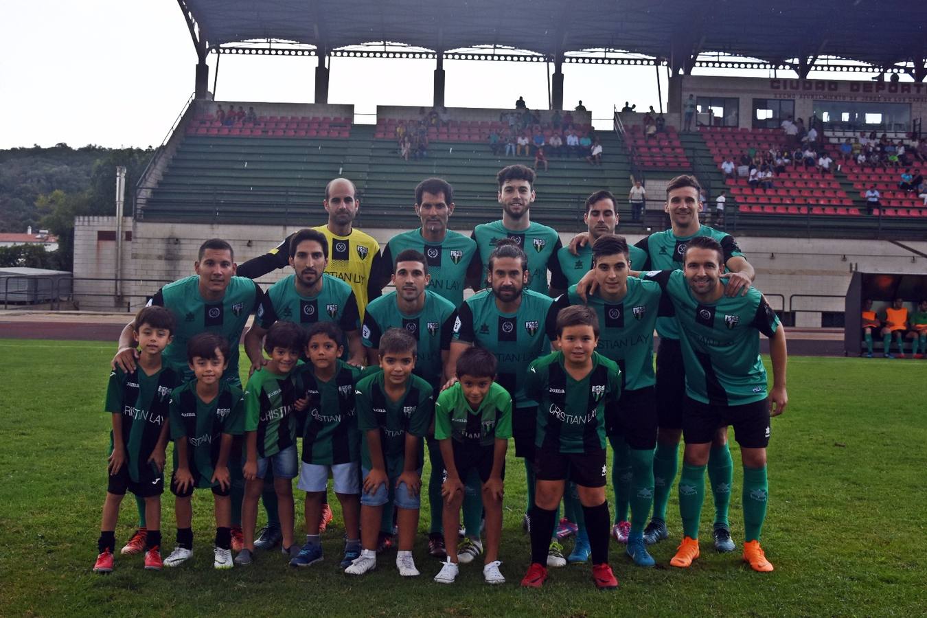 Los jerezanos han estrenado nueva camiseta conmemorando el 50 aniversario del Club. Mode&Rafa Fotos.