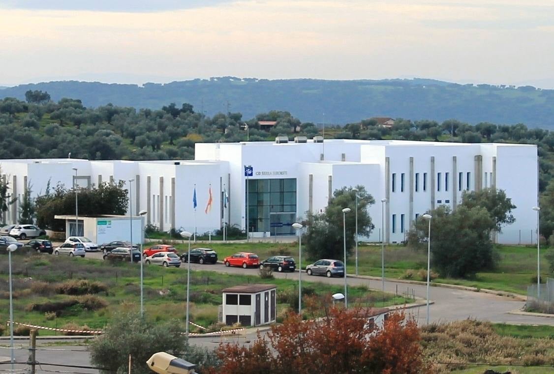 A la derecha, imagen de las instalaciones del Centro Integral de Desarrollo en Jerez, sede de ADERSUR. 