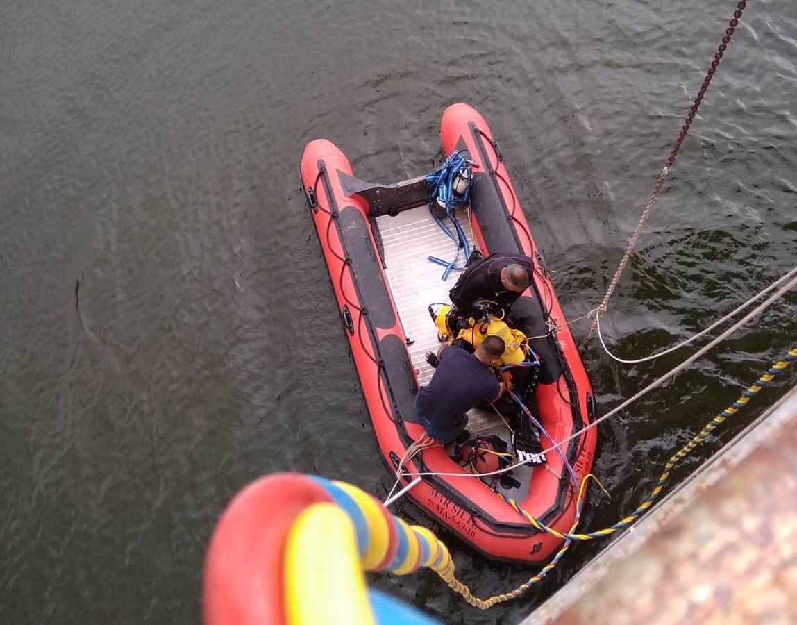 Equipo de buzos en el embalse de Valuengo trabajando en la instalación de una nueva toma flotante. Cedida.