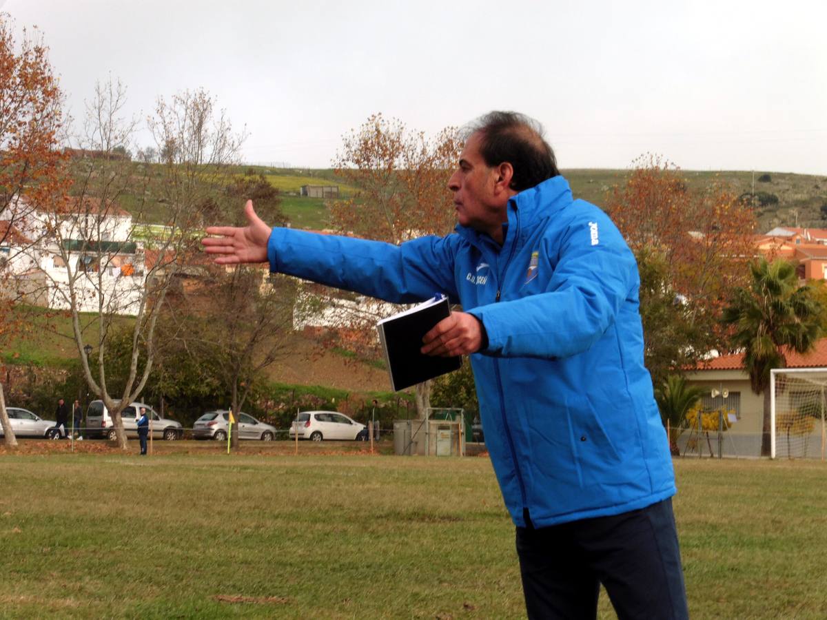 Sánchez Espinosa, da instrucciones durante un partido