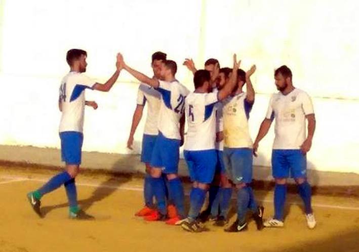 Varios jugadores celebran un gol en Salvatierra