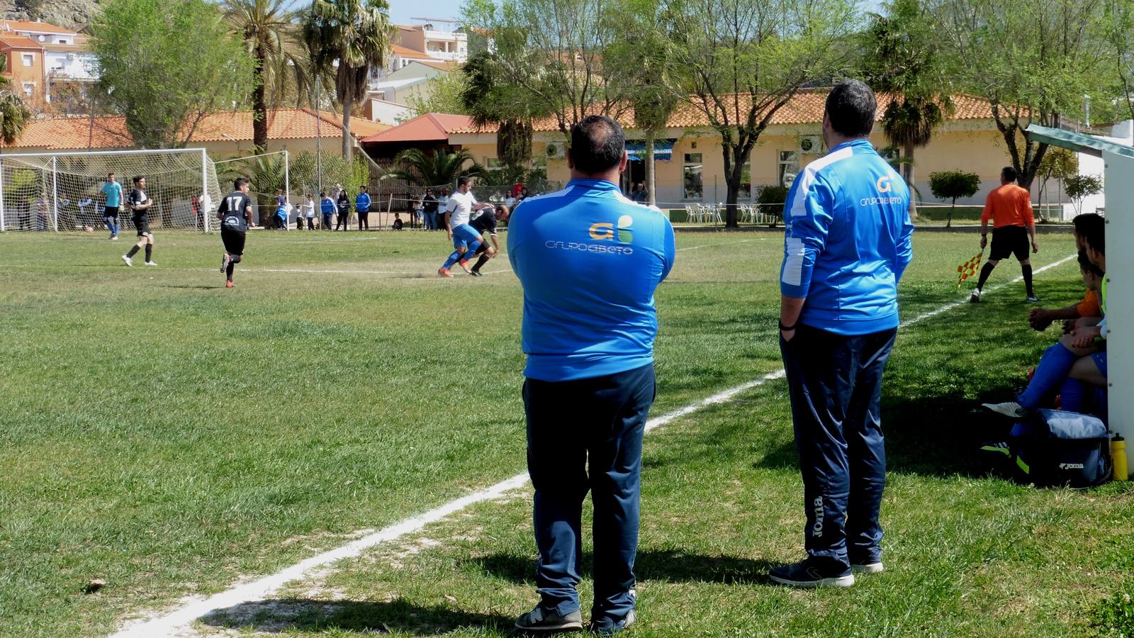 El cuadro técnico sigue el partido desde la banda