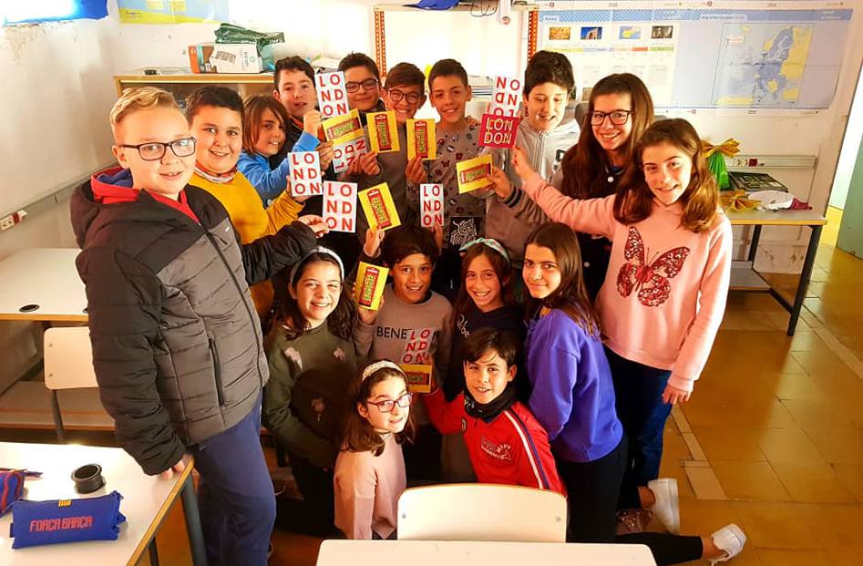 Grupo de escolares con una de las actividades realizadas
