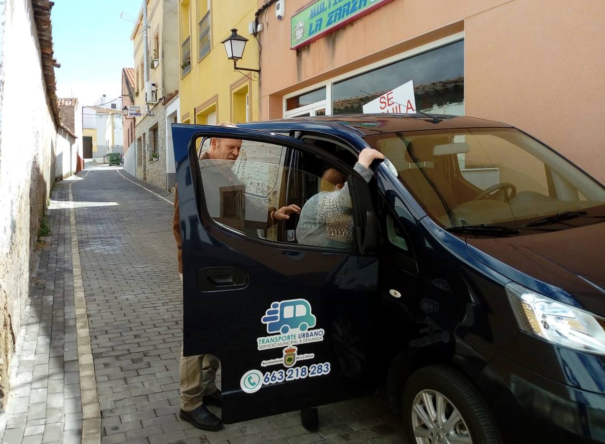 Una mujer hace uso del vehículo municipal