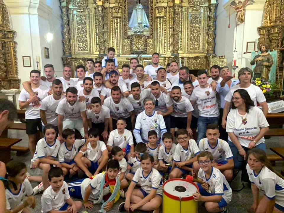 Foto de familia tras la ofrenda floral a la Virgen