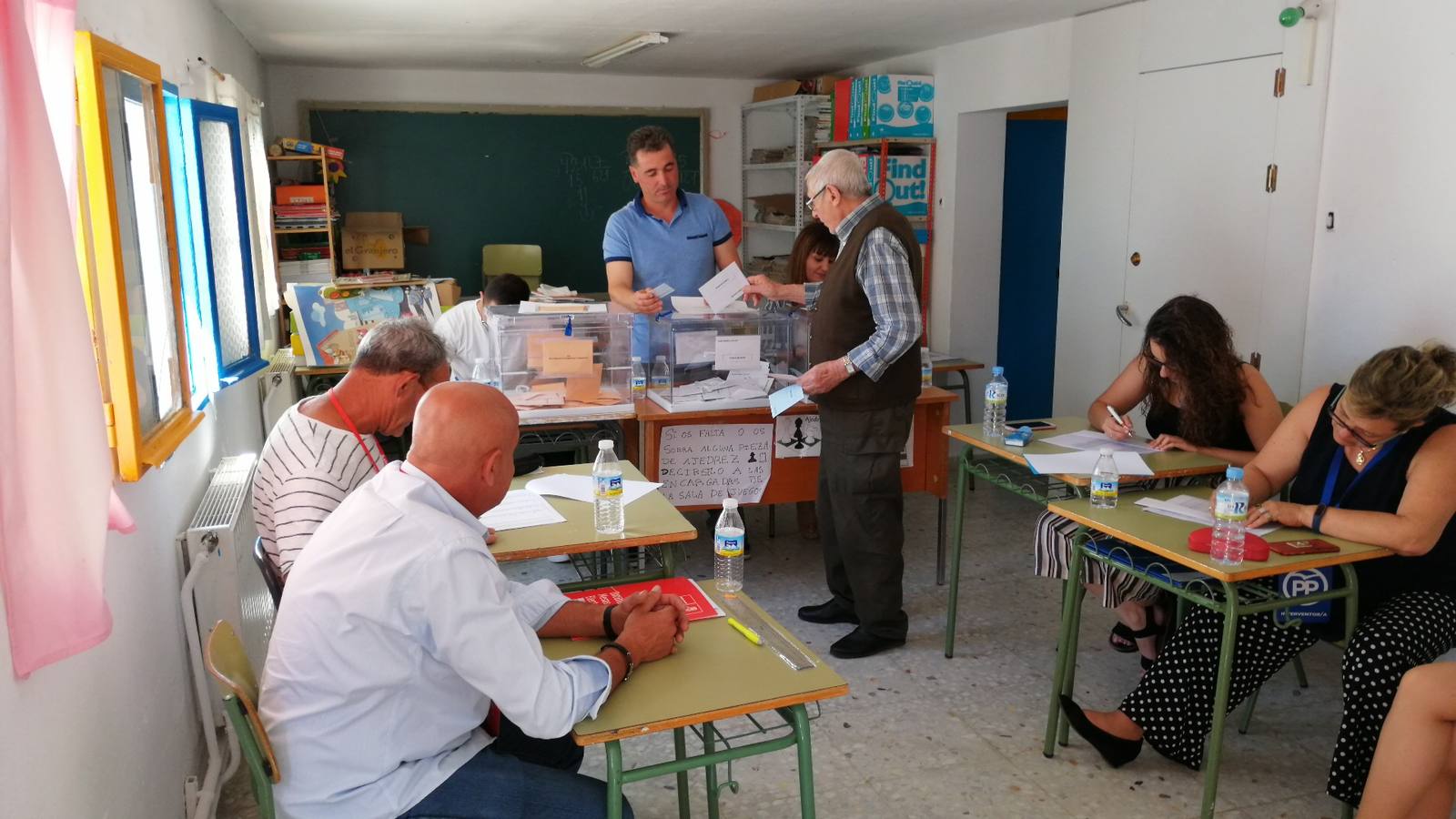 Un vecino vota en una mesa del colegio de arriba
