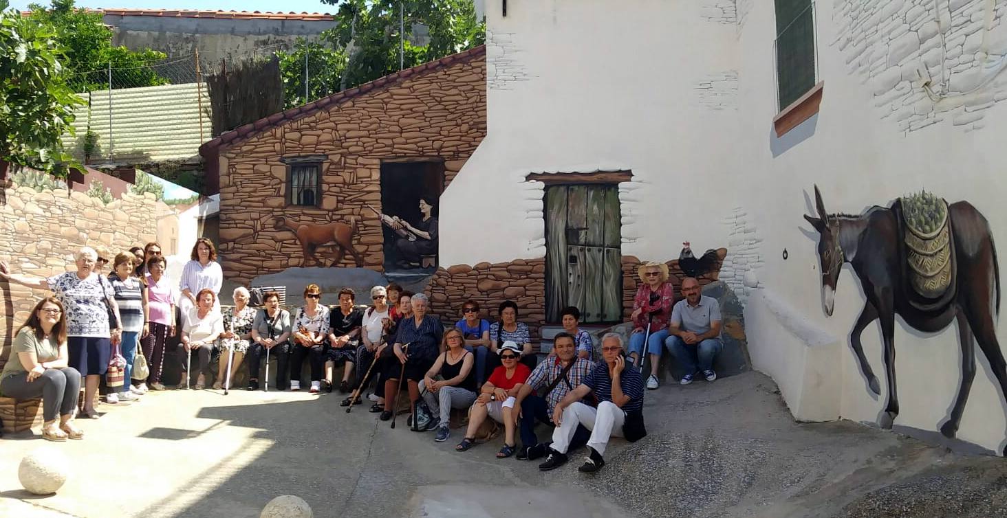 Un grupo de mayores visita los trampantojos de Romangordo