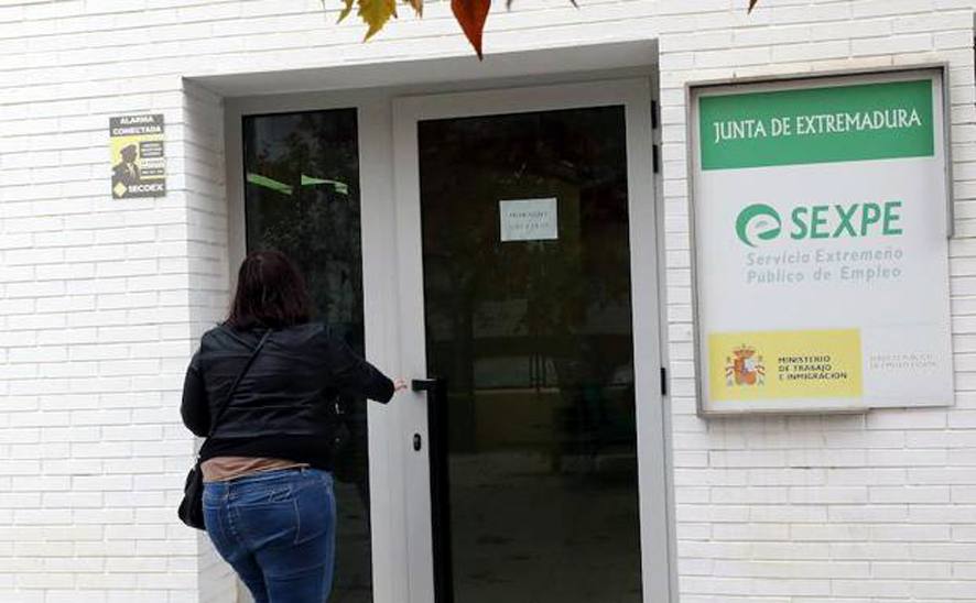 Una desempleada accede a una oficina del Sexpe