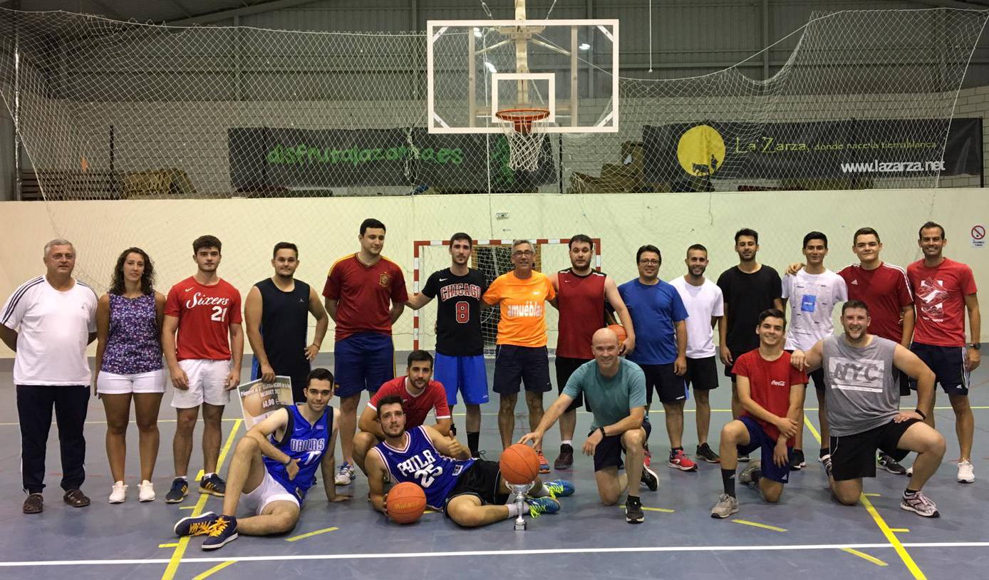 Algunos de los participantes posan al final del torneo