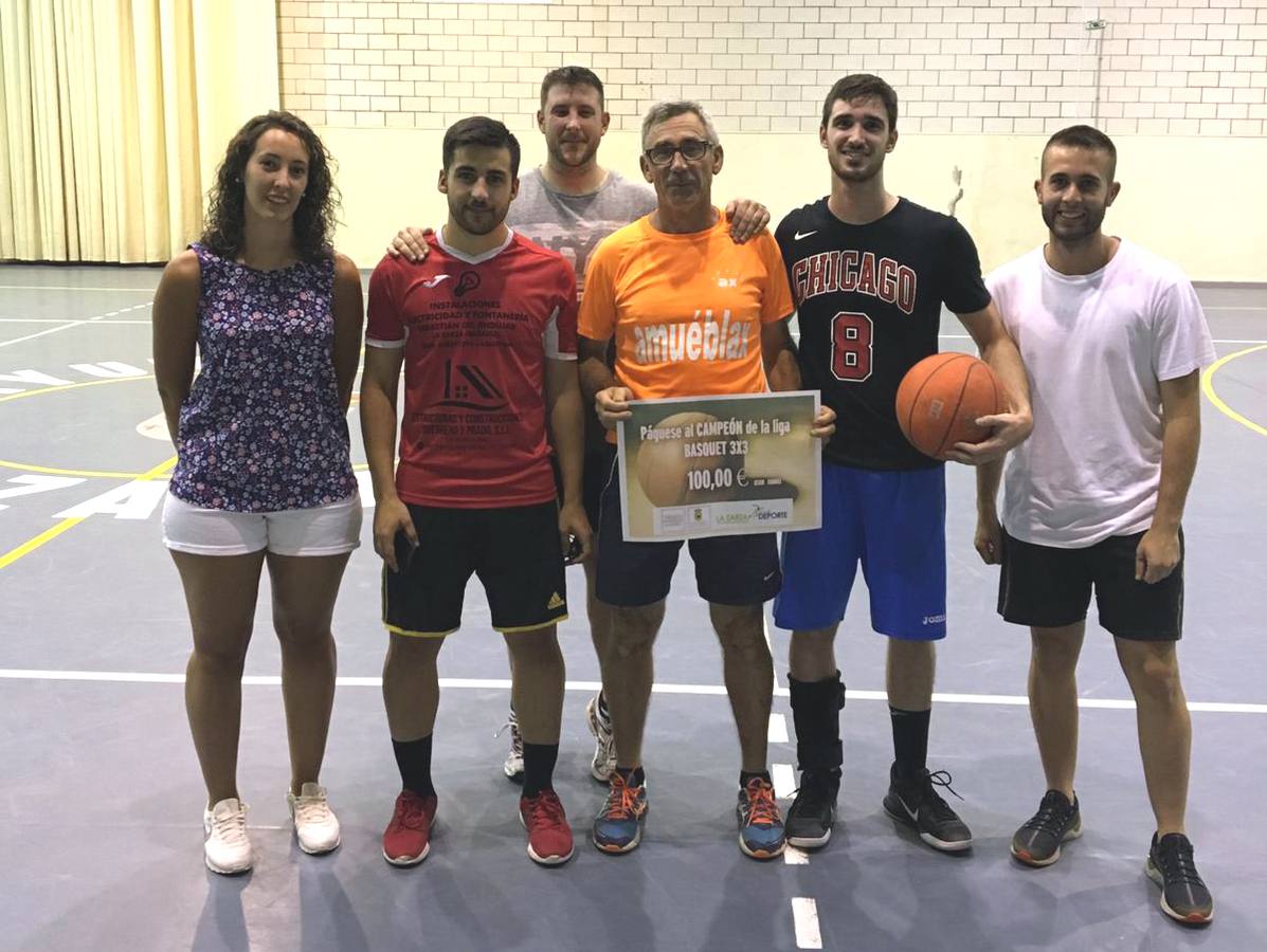 La concejala, con el equipo ganador