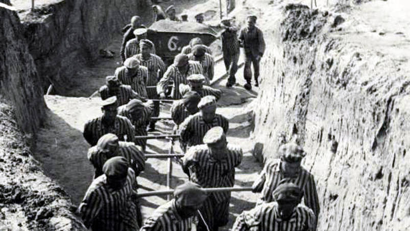 Un grupo de presos arrastra una vagoneta en el campo de Mauthausen