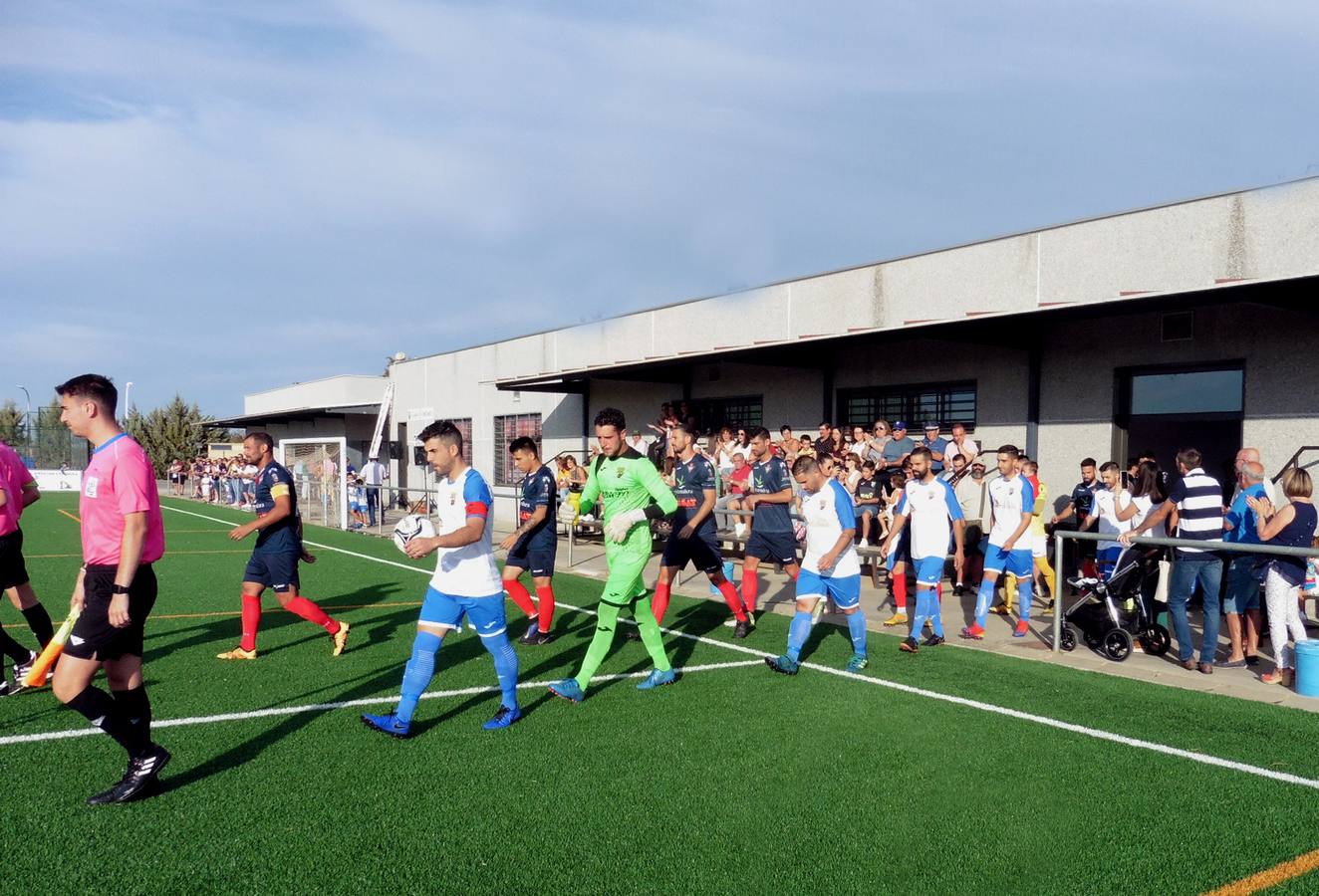 Salida de los equipos al terreno de juego 