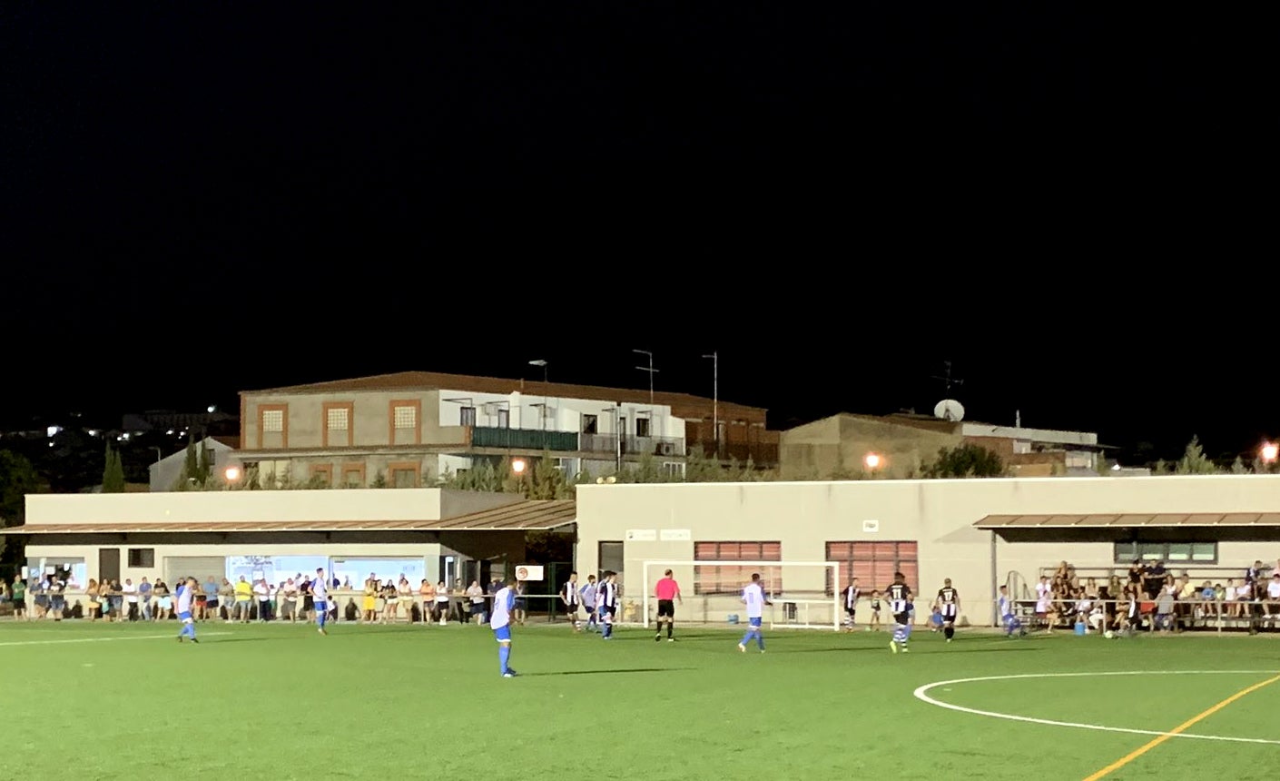 Imagen nocturna del partido disputado en la ciudad deportiva