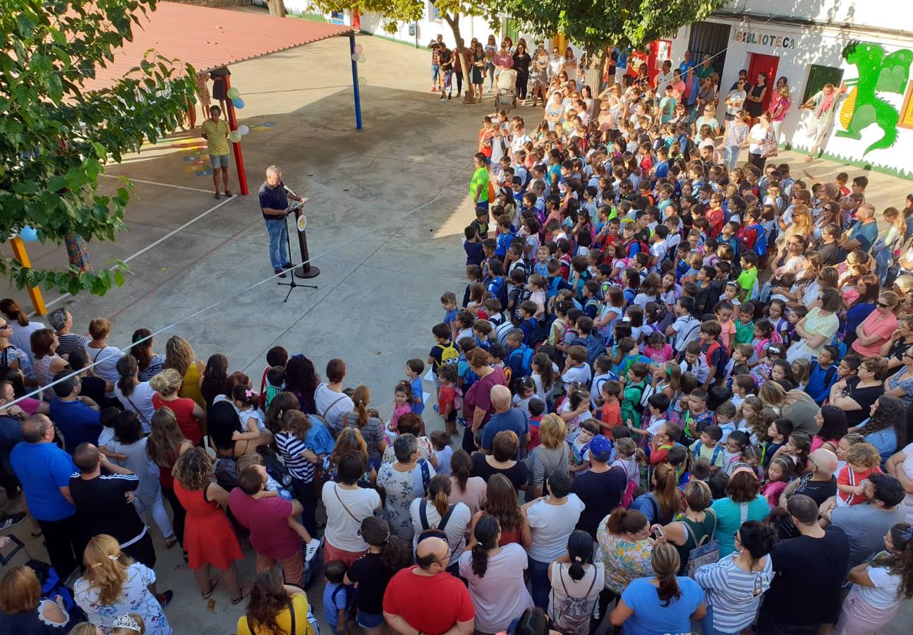 Concentración en el patio del colegio 