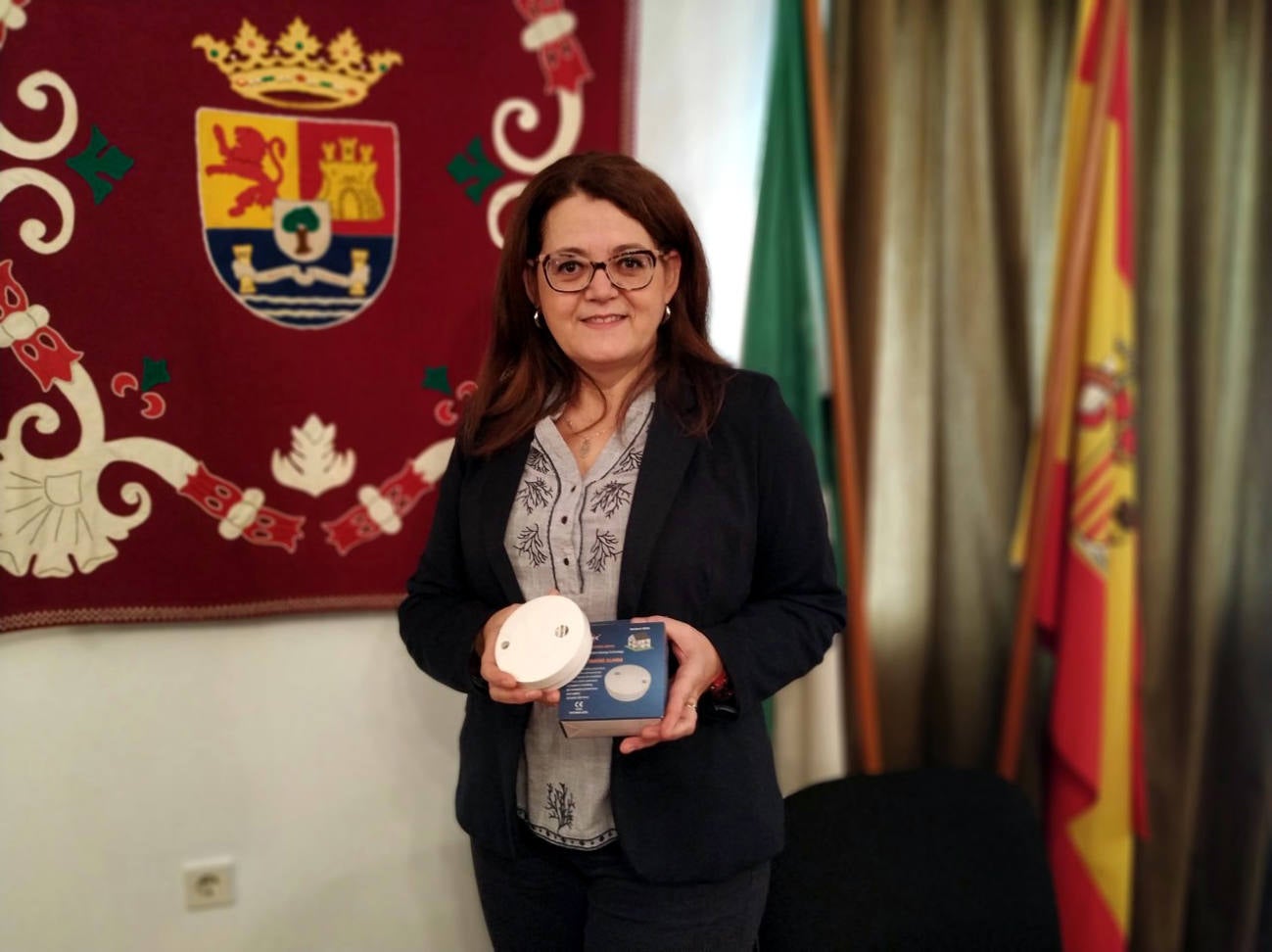 La concejala de Bienestar social, Cati Espinosa, con uno de los detectores 