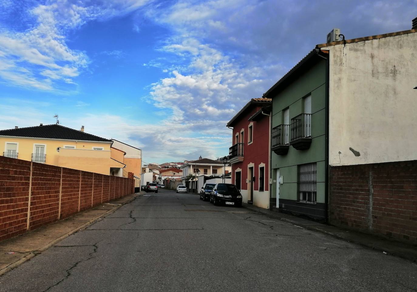 Vista de la calle Almendralejo, donde se cometieron los robos 