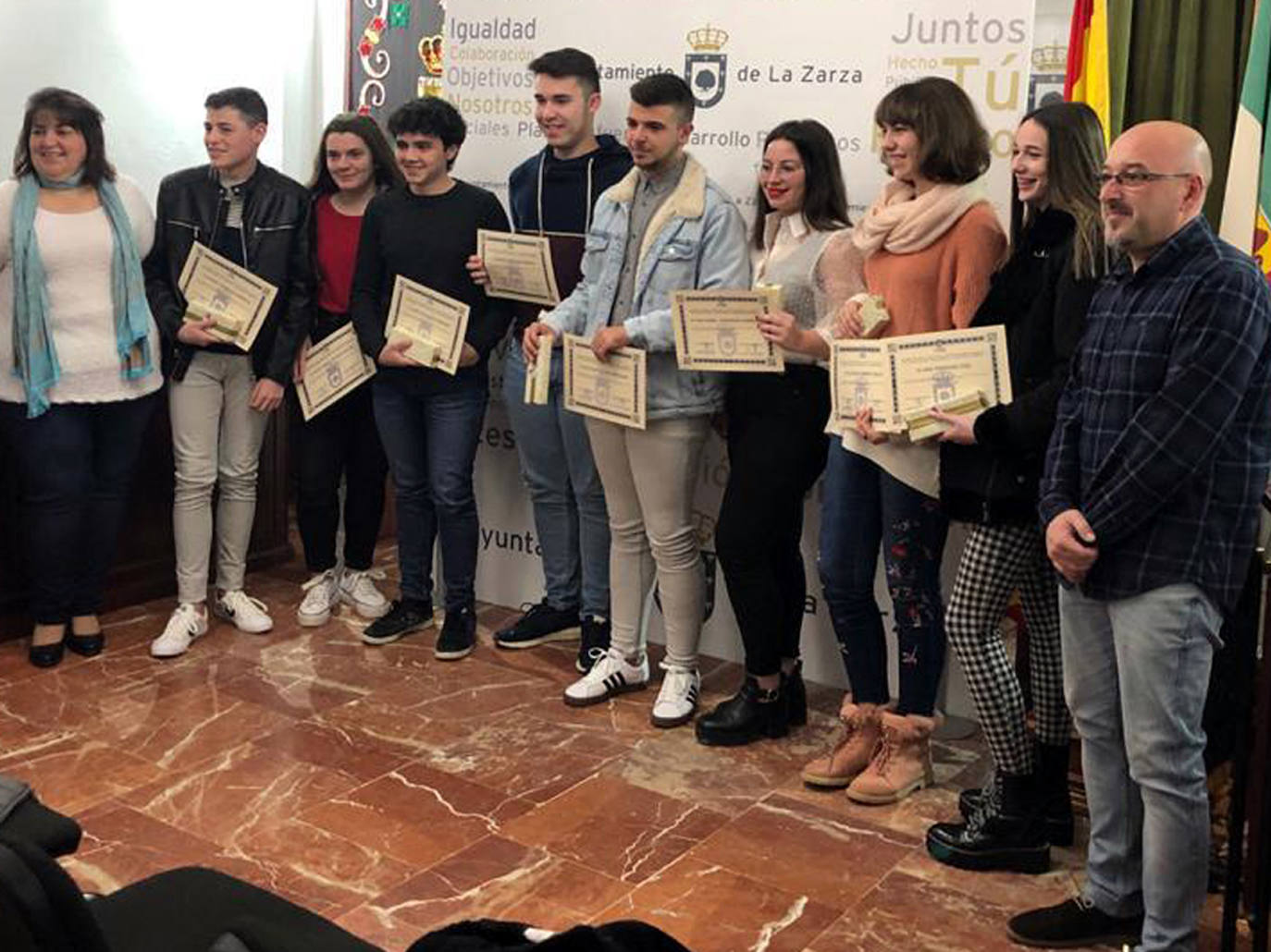 El Ayuntamiento entrega las becas a los mejores expedientes