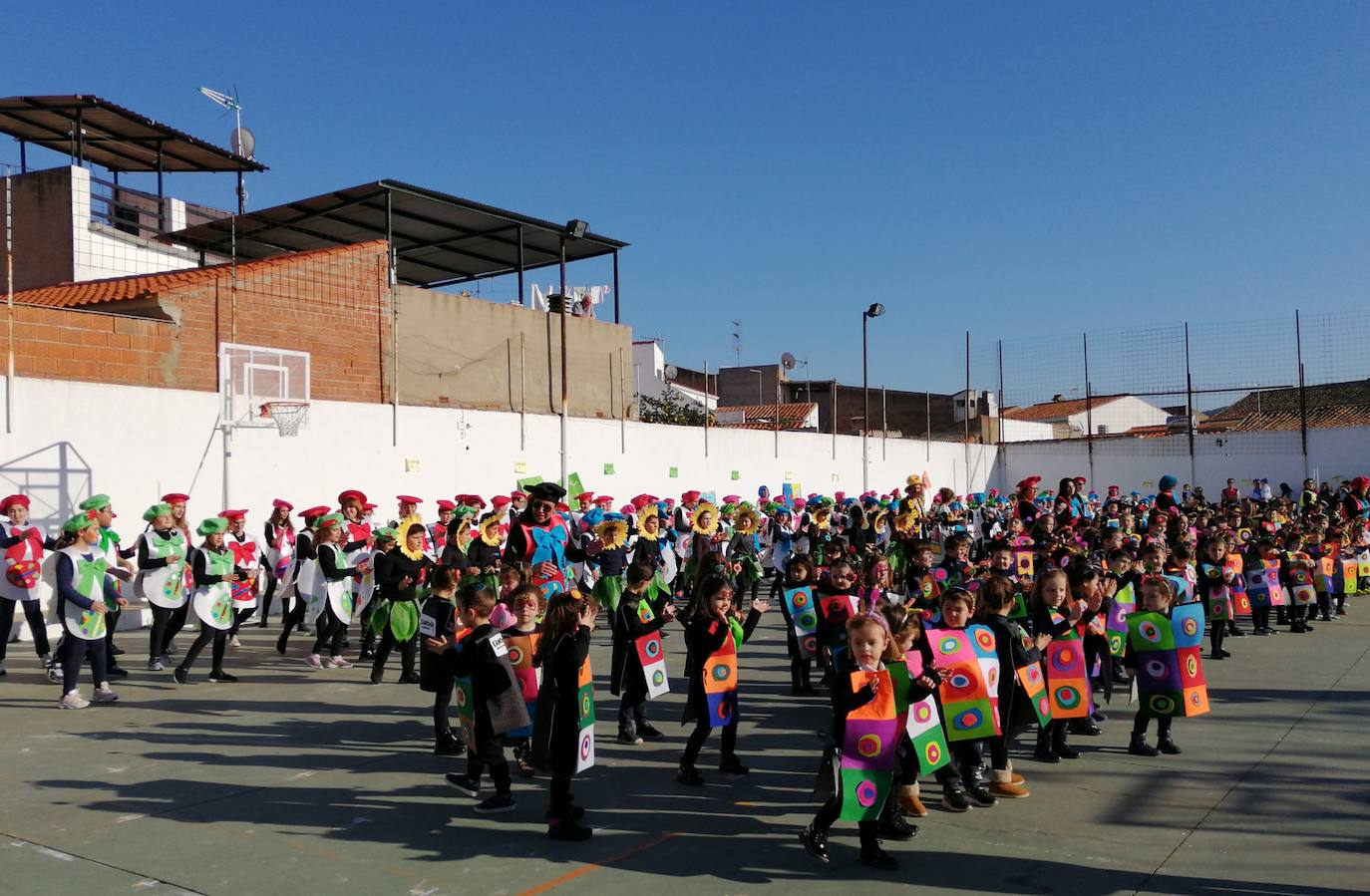 Baile en el patio del colegio