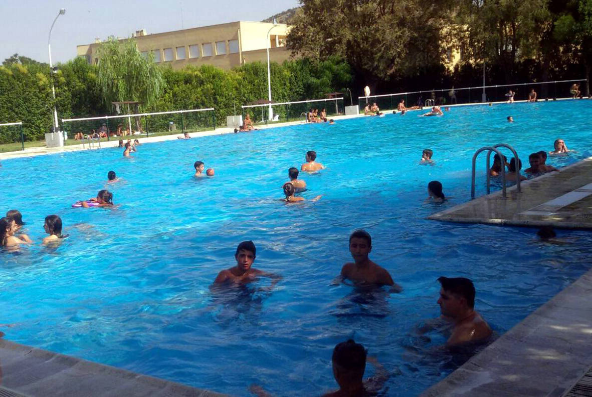 Sale a subasta la explotación de la piscina municipal y el bar del recinto