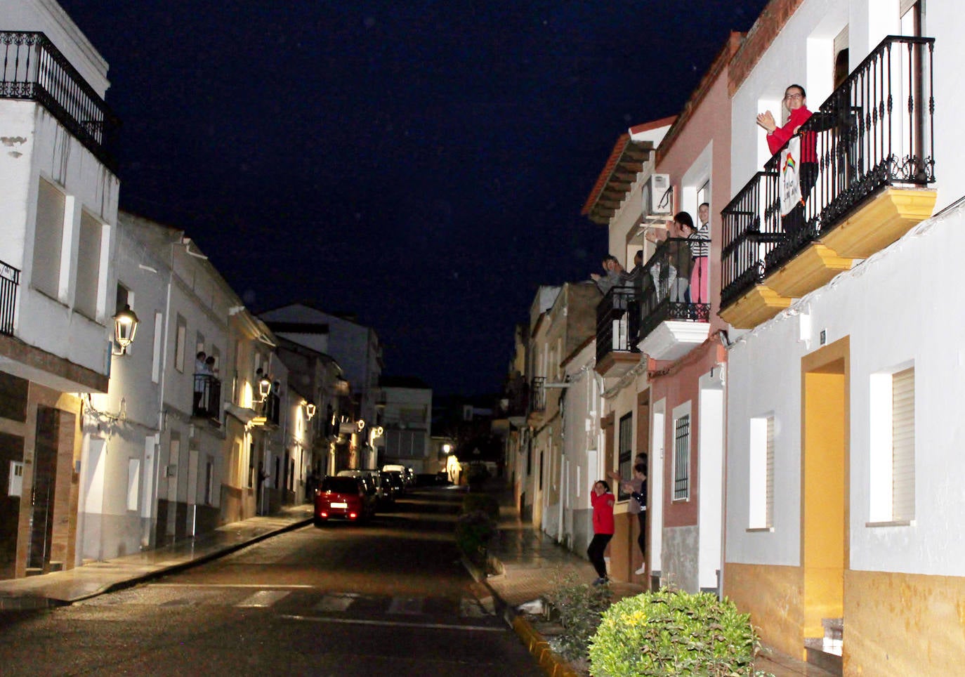 Aplausos de los vecinos de la calle Cantarranas 