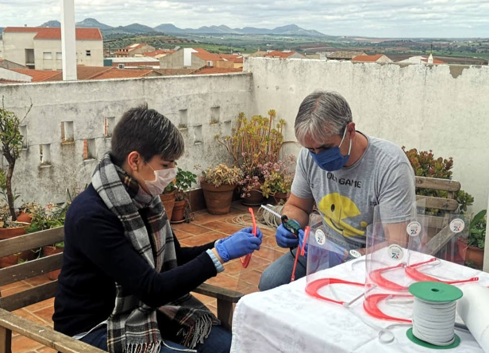 Miguel Ángel Gil y su cuñada Mª Ángeles, fabricando pantallas