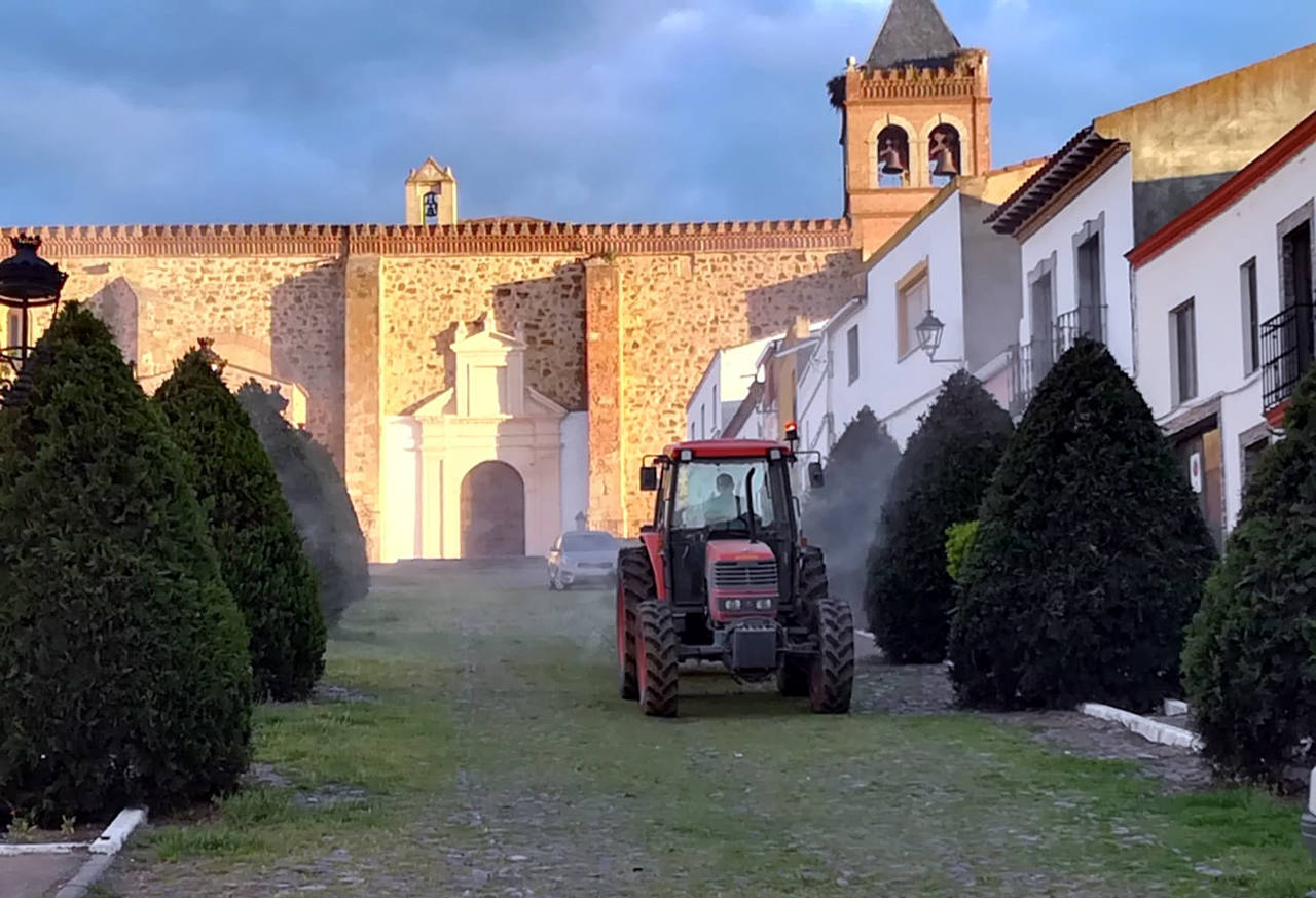 Uno de los tractores en la calle la Iglesia