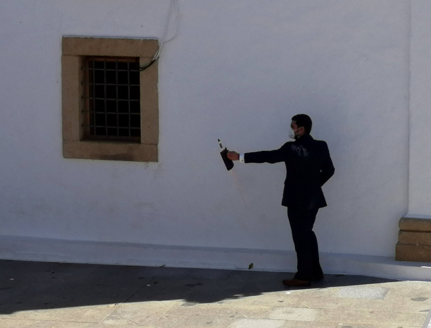 Un cofrade lanza un cohete al término de la misa 