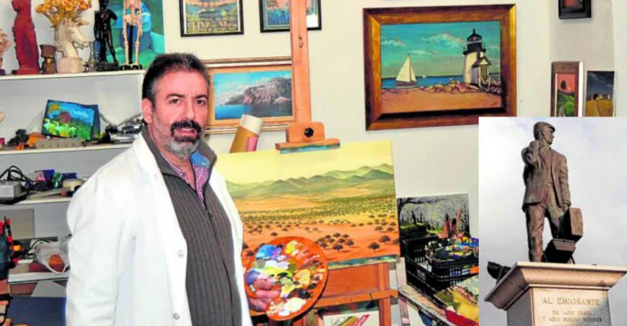 Javier Guerrero González-Piñero, en su taller. A la derecha, el 'Monumento al Emigrante' 